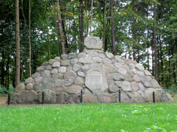 Putlitz in der Prignitz - Kriegerdenkmal im Bürgerpark Putlitz in der Prignitz - Kriegerdenkmal im Bürgerpark